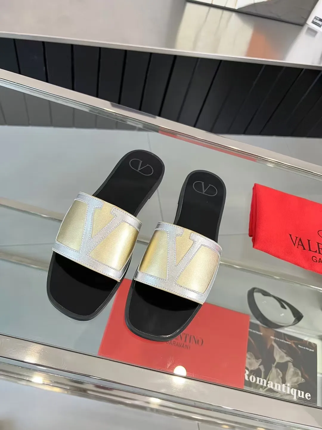 👟👟Ex-factory price 340👟👟 Valentino, 25 new spring and summer Valentino color-blocked flat flops, sizes 35-43